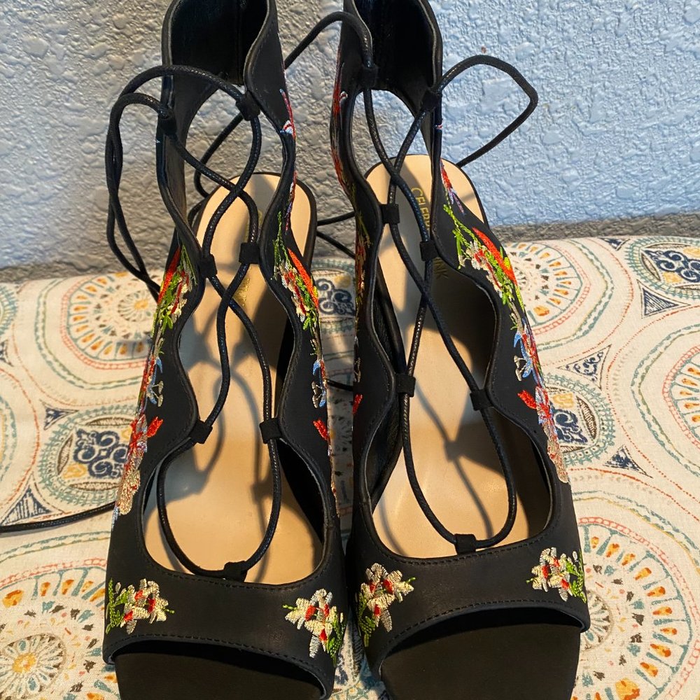 Women's Sz 11 Floral Embroidered Lace Up Peep Toe Heels - Picture 4 of 5